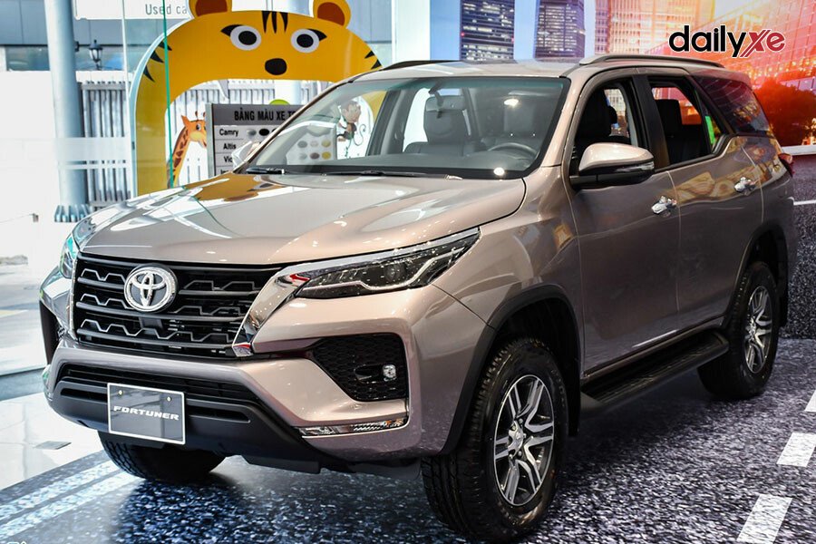 Toyota Fortuner 2.4MT 4x2 - Hình 2