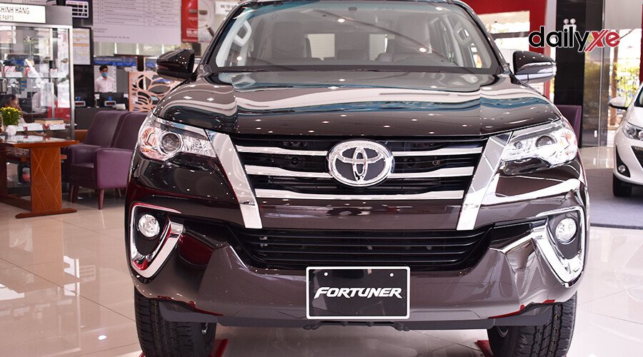 Toyota Fortuner 2.7 AT 4x2 - Hình 2