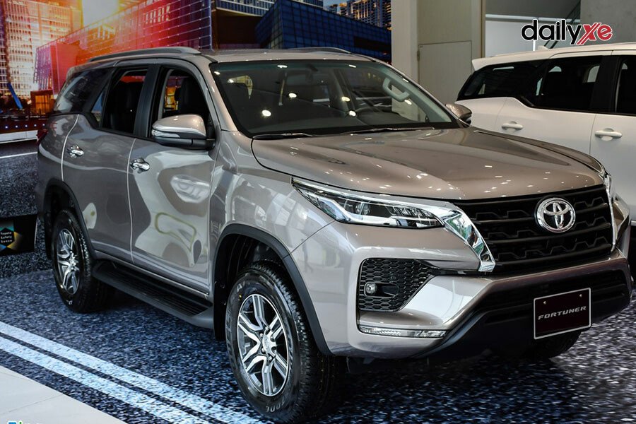 Toyota Fortuner Legender 2.4AT 4x2 - Hình 2