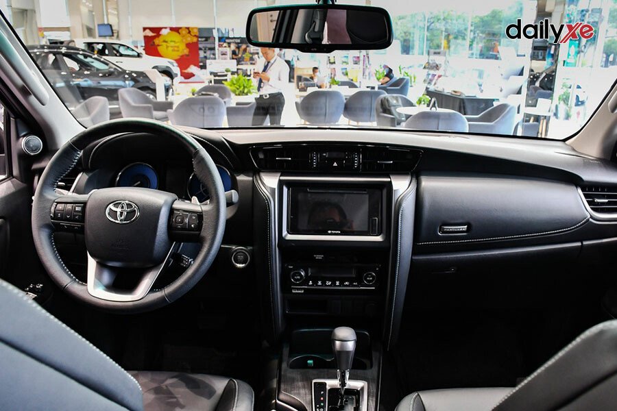 Toyota Fortuner Legender 2.4AT 4x2 - Hình 10